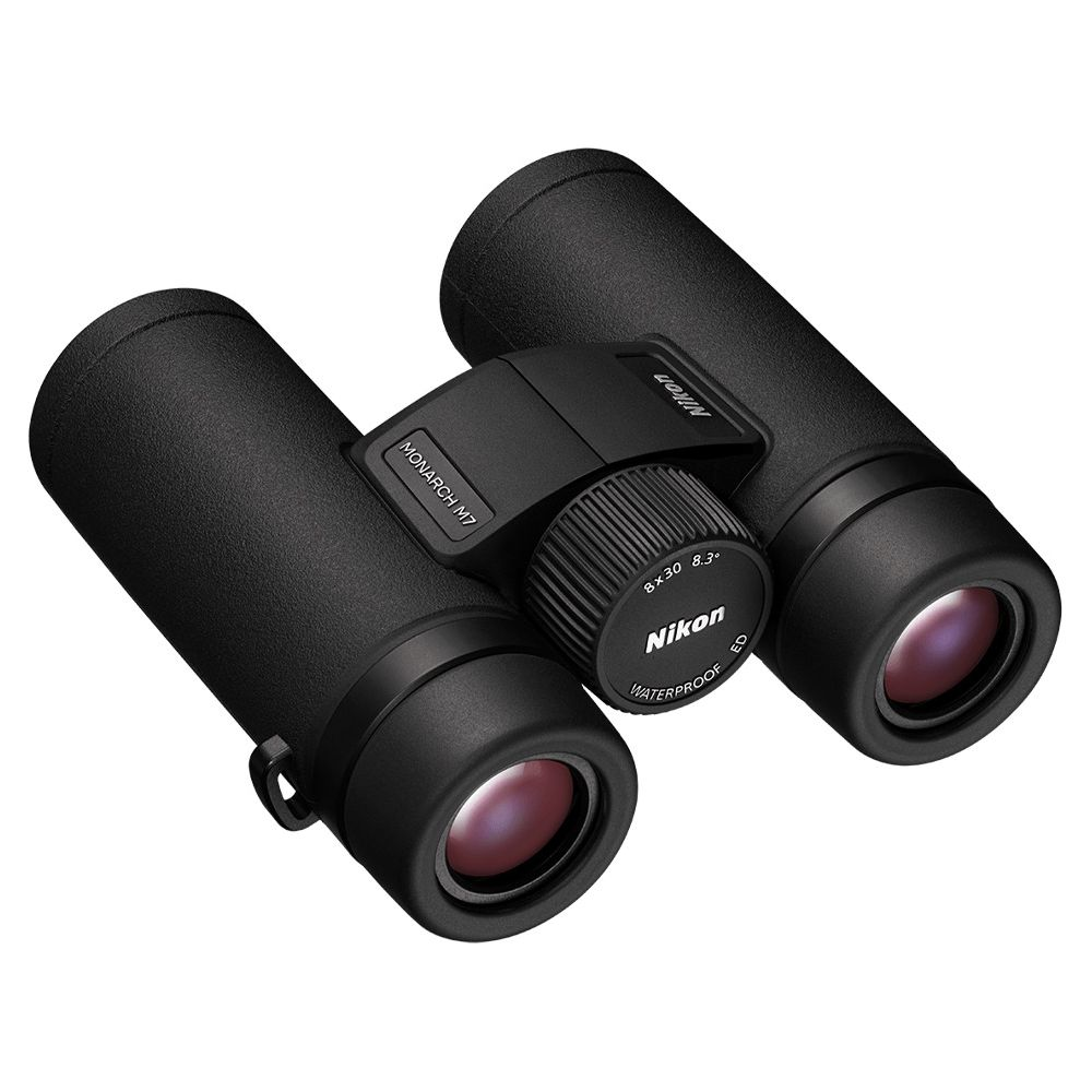 Zwarte Nikon Monarch M7 verrekijker met scherpstelwiel en tekst.
