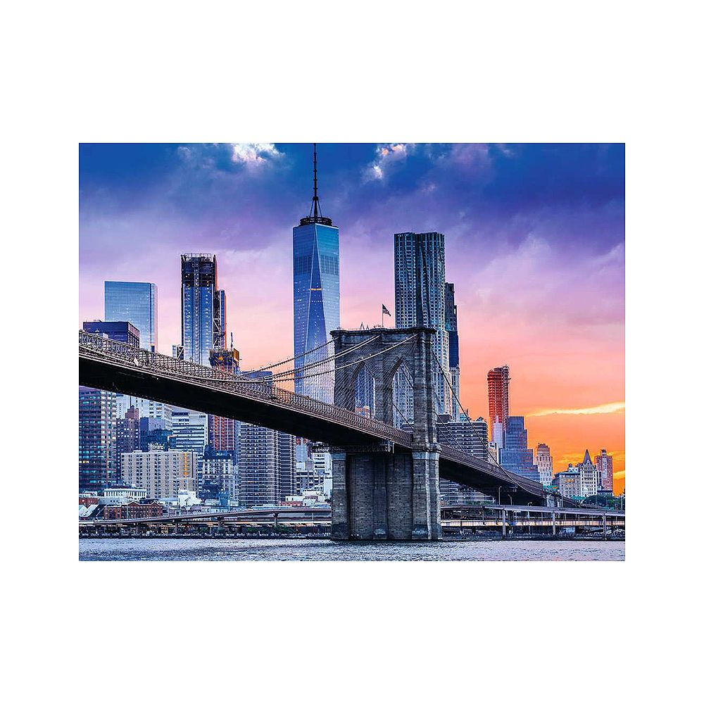 Brooklyn Bridge vor der Skyline von Manhattan bei Sonnenuntergang.