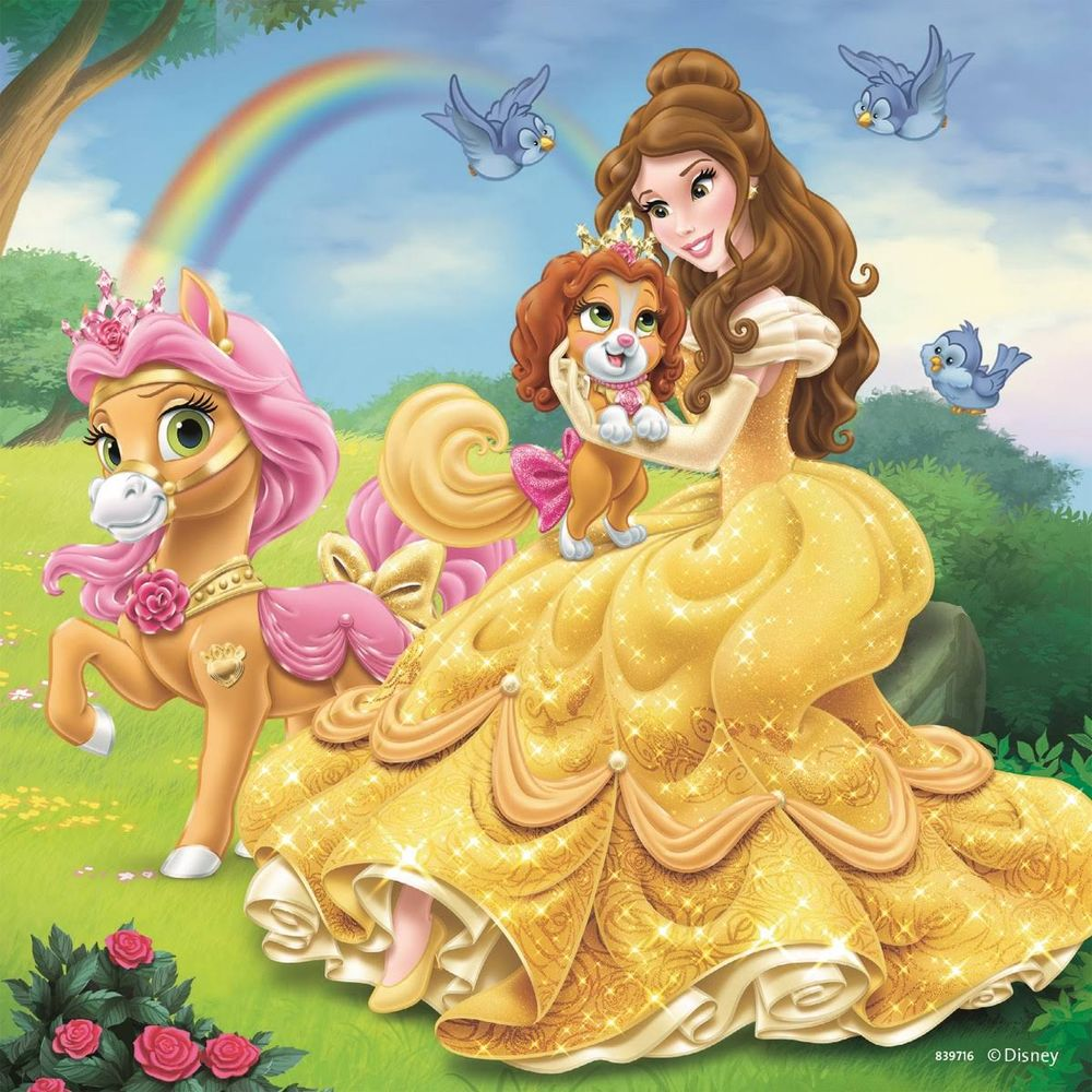 La principessa Belle in abito giallo tiene un cucciolo, accanto a un pony. Scena colorata.