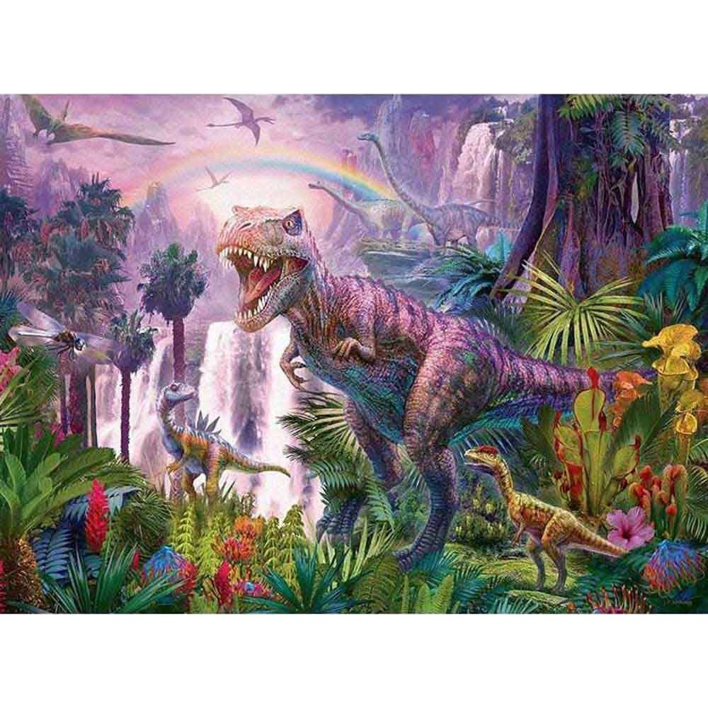 Een T-Rex met open mond in een weelderige jungle met watervallen, regenboog en andere dinosaurussen.