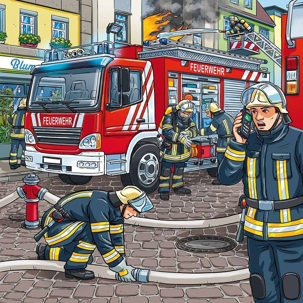 I vigili del fuoco combattono un incendio davanti a un edificio con un camion rosso e manichette.