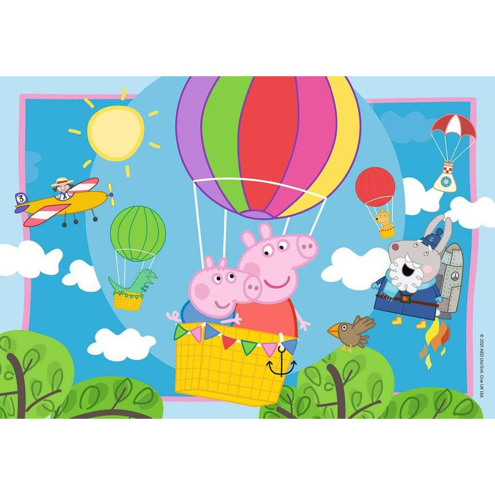 Peppa Pig-personages in heteluchtballonnen, een vliegtuig en jetpack. Zonnige lucht.
