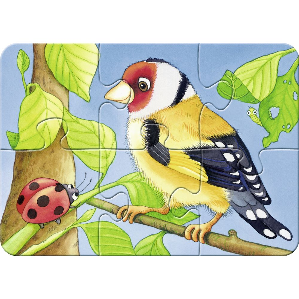 Un uccello colorato siede su un ramo accanto a una coccinella e a un bruco.