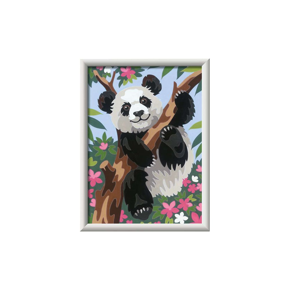 Un panda si arrampica su un albero circondato da fiori e foglie.