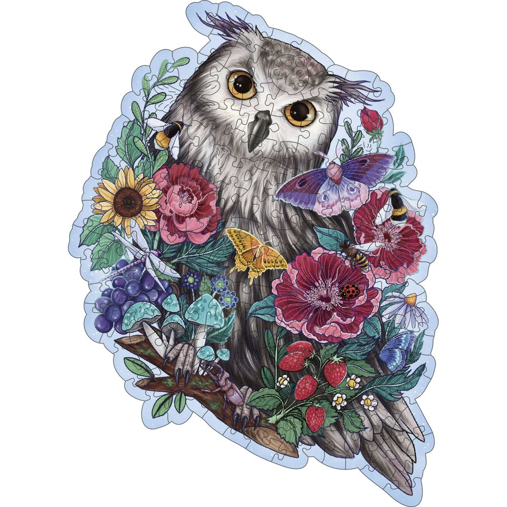 Eule mit Blumen, Beeren, Pilzen und Insekten auf blauem Hintergrund.