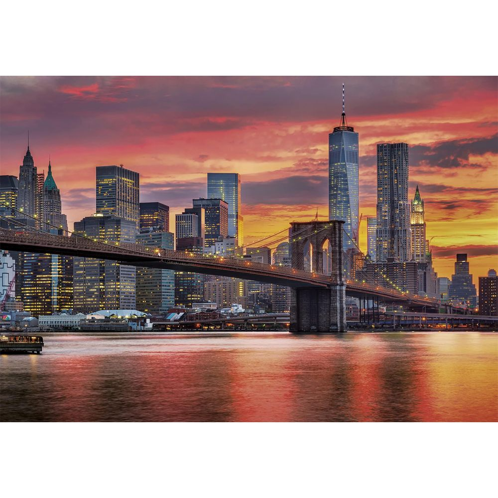 Ponte di Brooklyn al tramonto con lo skyline di Manhattan sullo sfondo.
