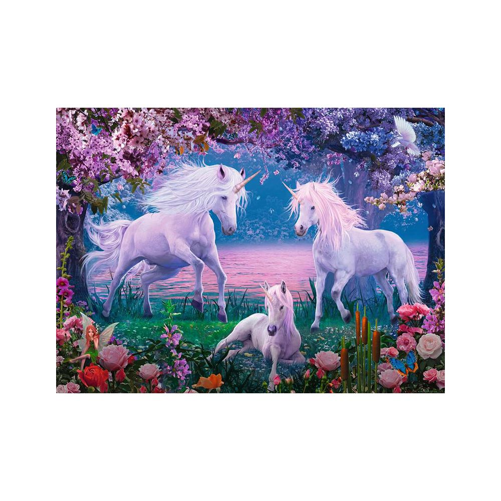Drie witte eenhoorns in een magische tuin met roze en paarse bloemen.