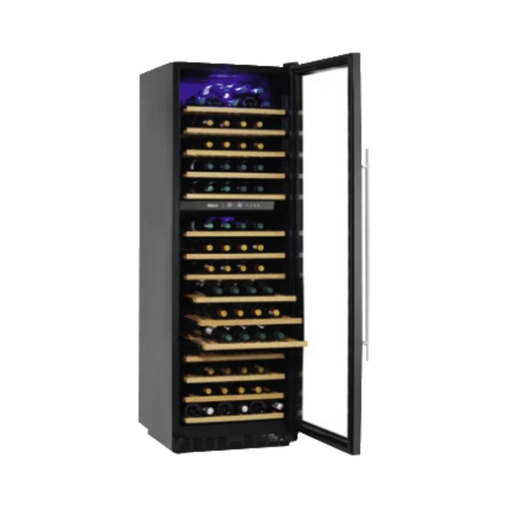 Una cantinetta vino nera con porta in vetro, piena di bottiglie di vino su ripiani in legno.