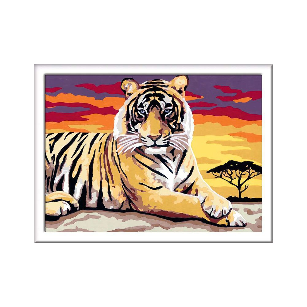 Ein Tiger liegt vor einem afrikanischen Baum und einem farbenfrohen Himmel.