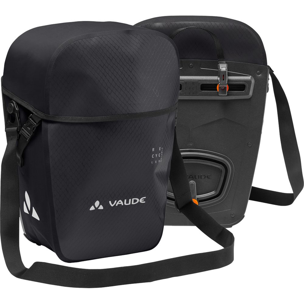 Zwei schwarze Fahrradtaschen mit reflektierenden Details und Vaude-Logo.