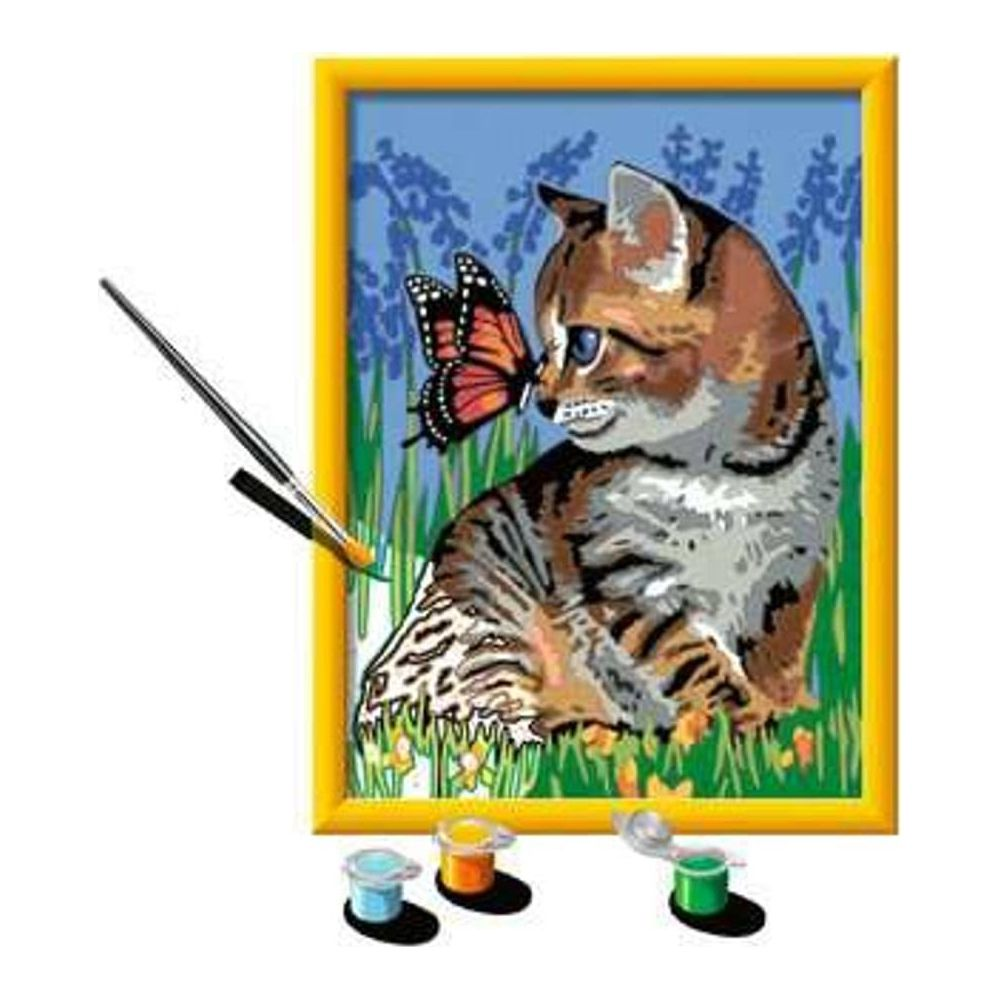 Un gatito con una mariposa en la nariz, pincel y botes de pintura.
