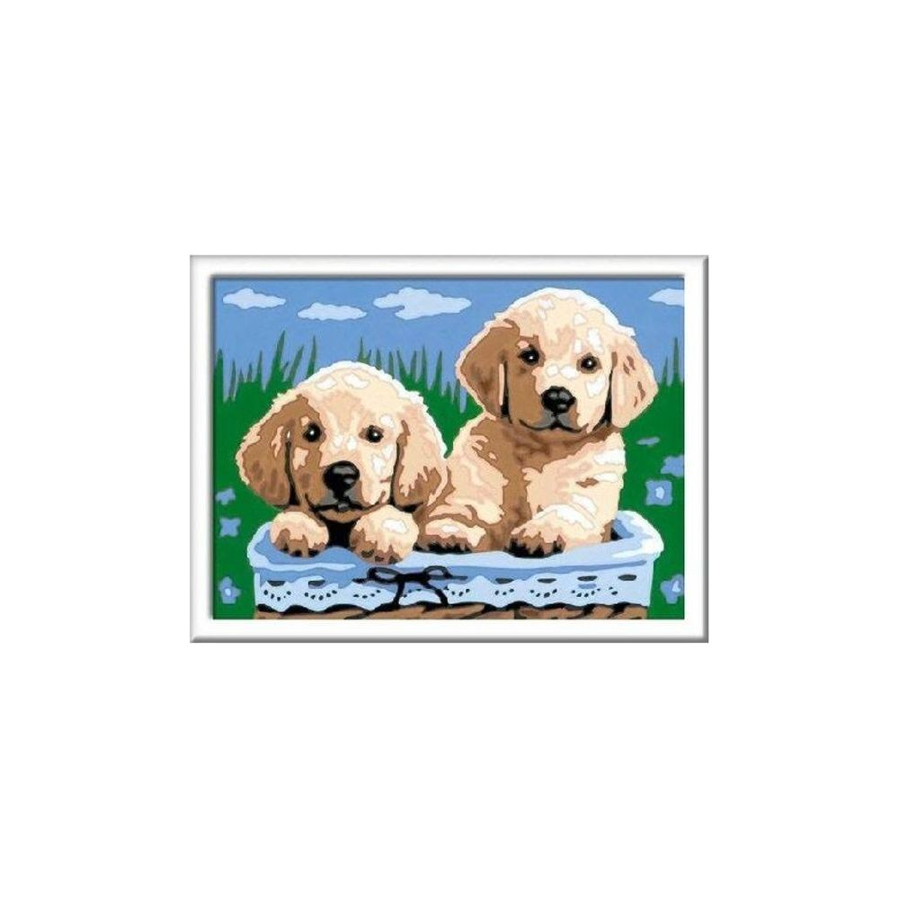 Dos cachorros de golden retriever sentados en una cesta al aire libre.