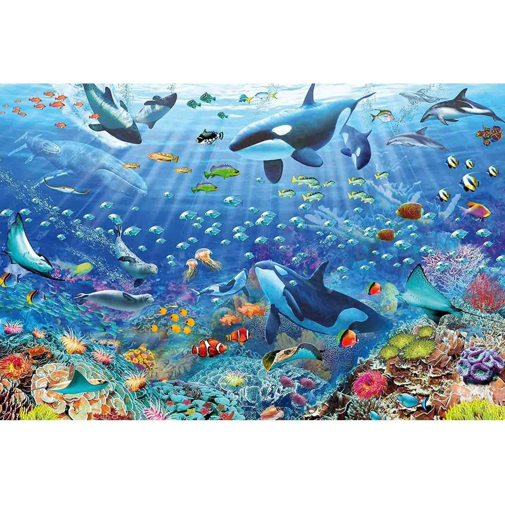 Unterwasserwelt mit Orcas, Walen, Delfinen, Robben, Fischen und Korallen.