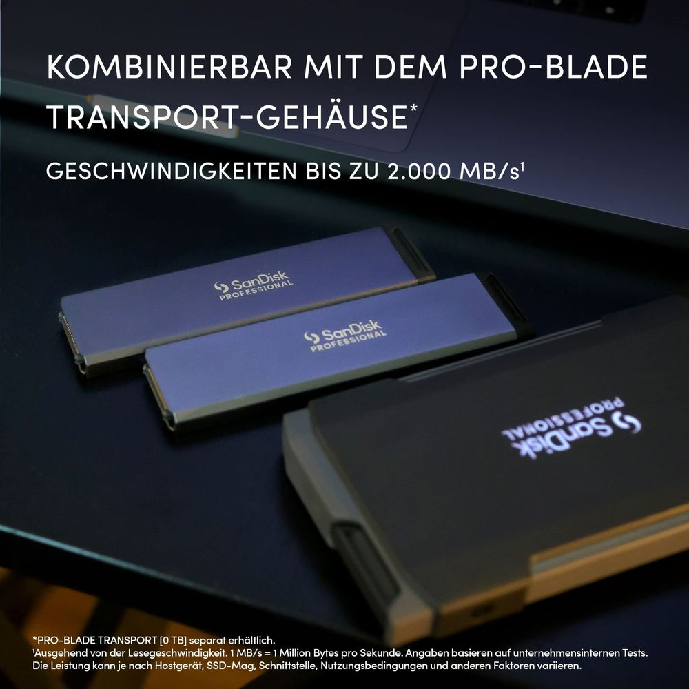 Drei SanDisk Professional Speichermodule liegen auf einem Tisch.