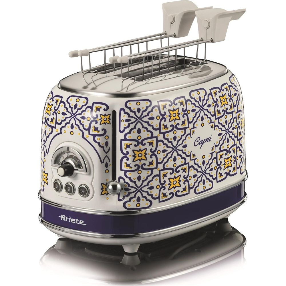 Krom aksanlı, mavi ve sarı desenli beyaz bir tost makinesi.