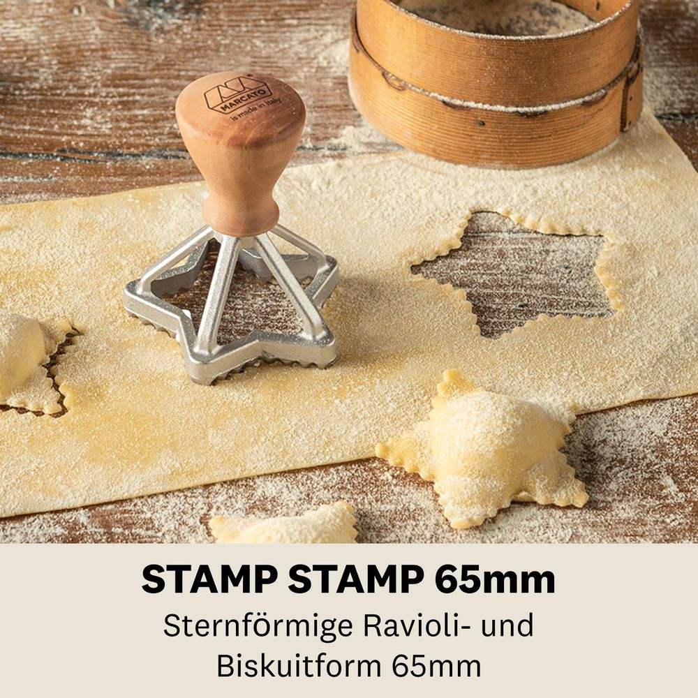 Tamponeuse à raviolis en forme d'étoile sur pâte avec découpe d'étoile et raviolis.