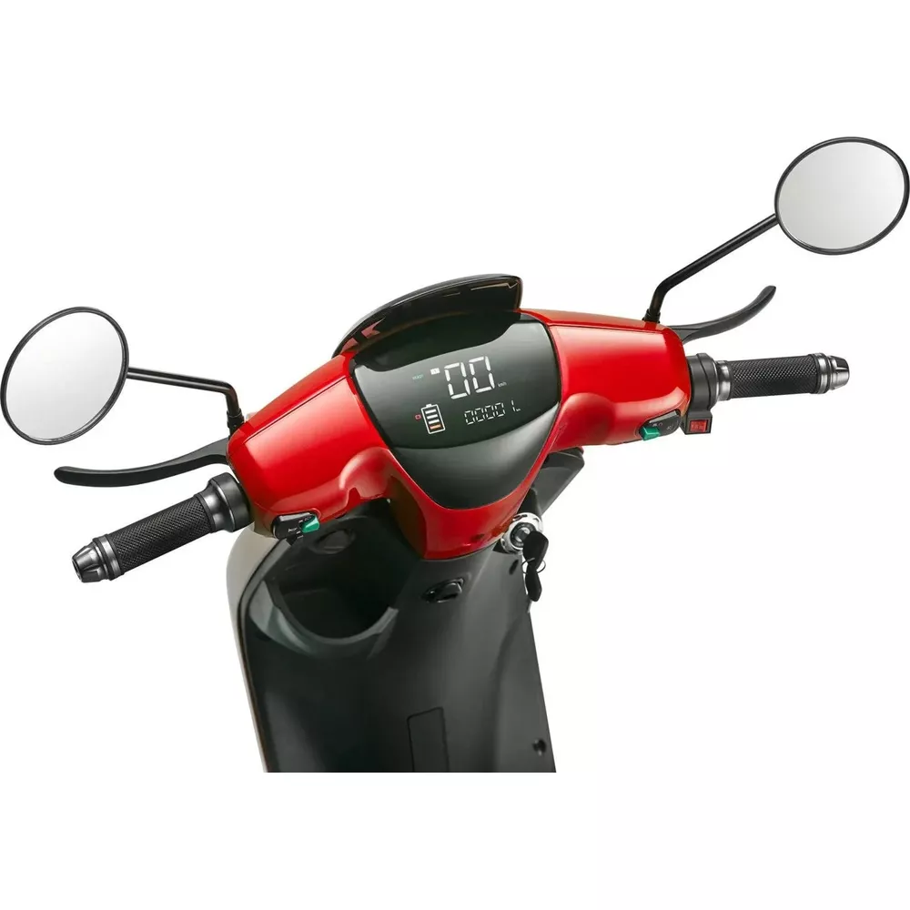 Guidon de scooter rouge avec écran numérique, rétroviseurs et poignées.