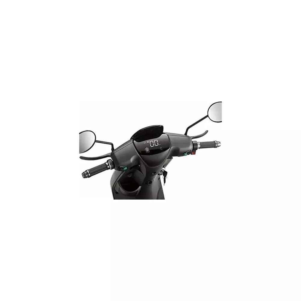 Guidon de scooter noir avec rétroviseurs et écran numérique.