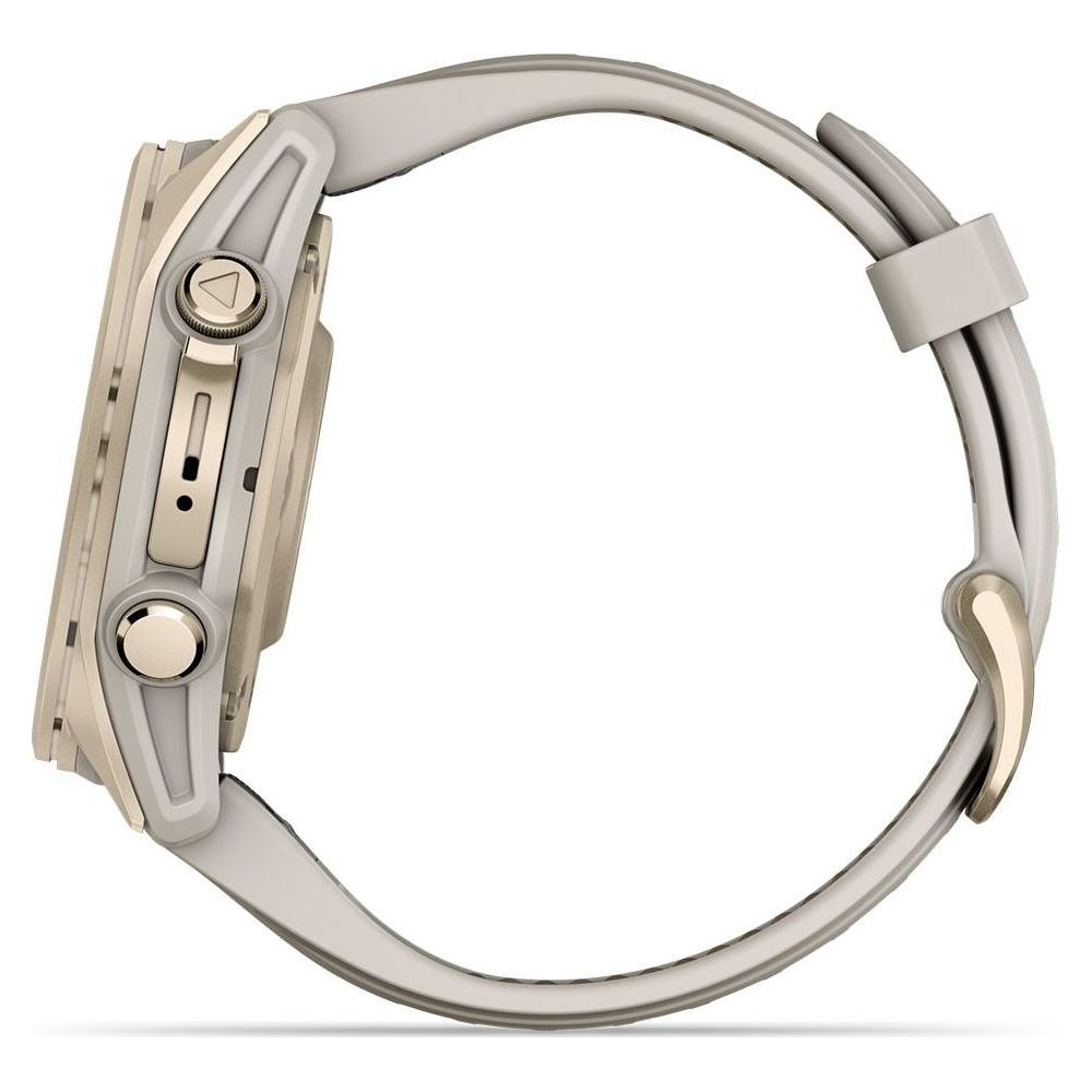Reloj inteligente gris con detalles dorados y botones, vista lateral.