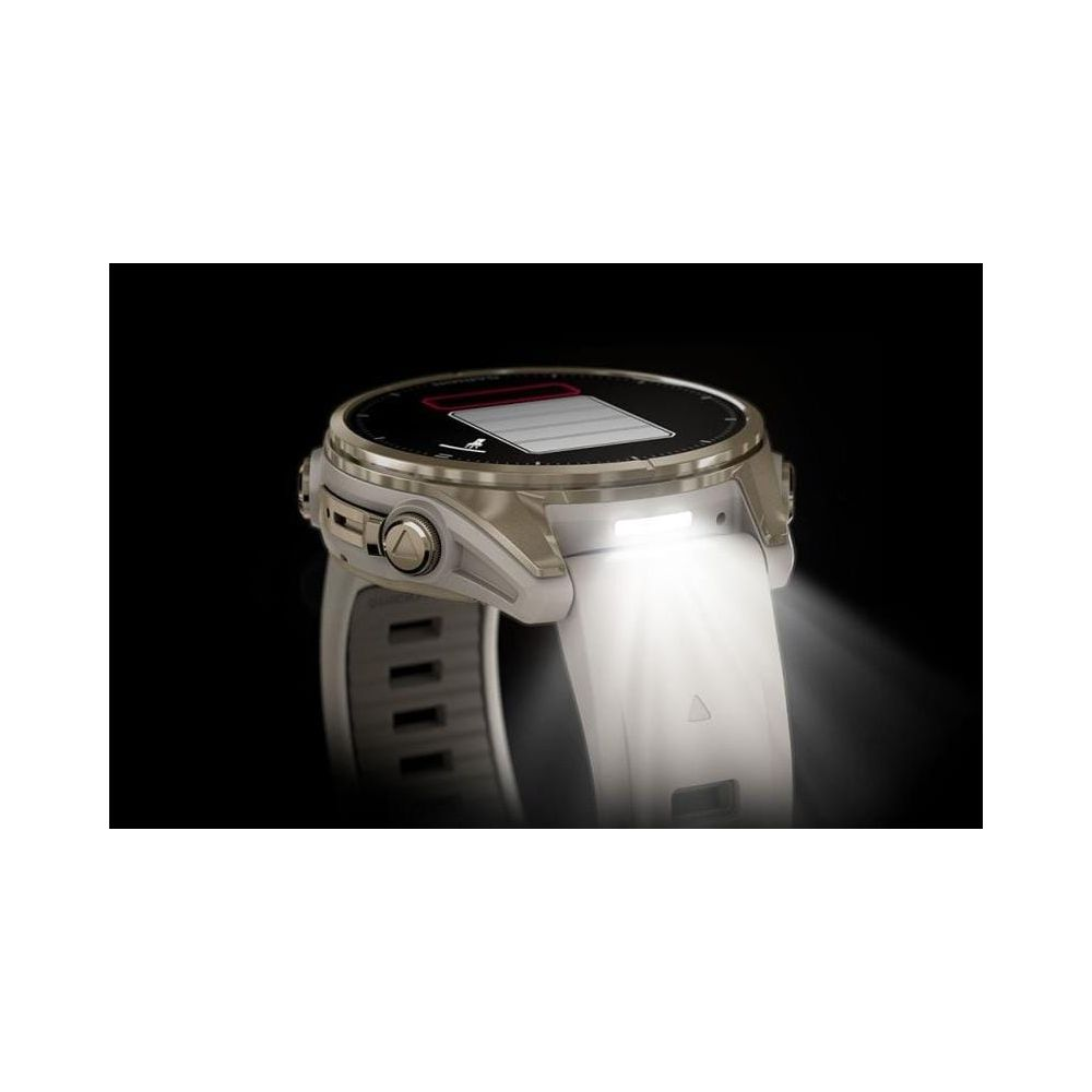 Un smartwatch blanco con bisel plateado y pantalla iluminada.