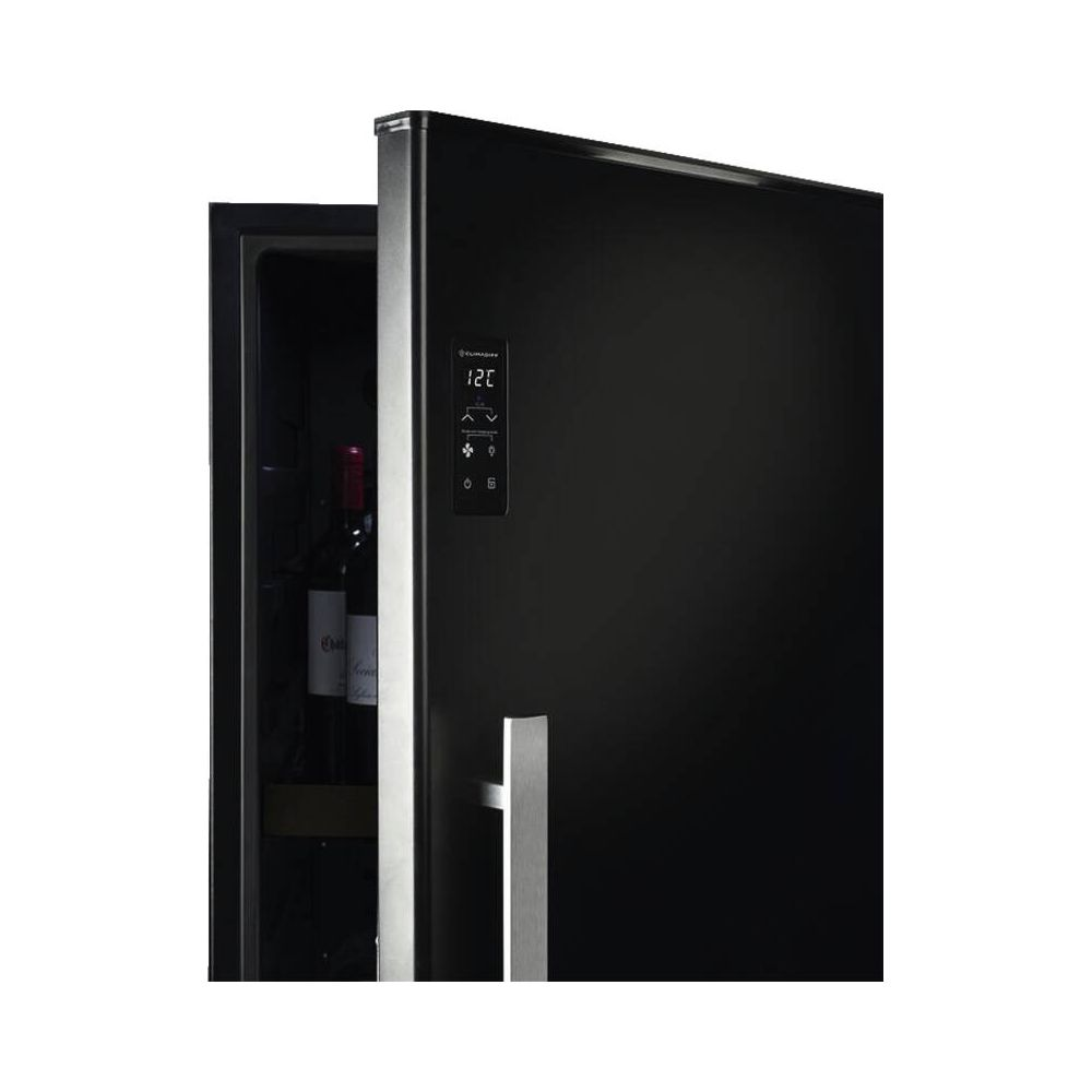 Ein schwarzer Kühlschrank mit offener Tür, der 12°C anzeigt.