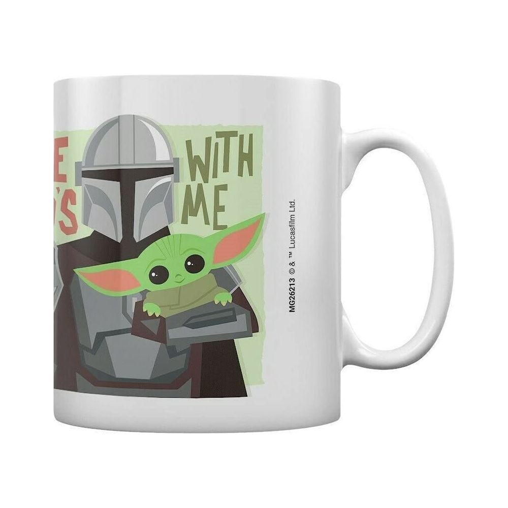 El Mandaloriano y Grogu en una taza con texto 'come with me'.