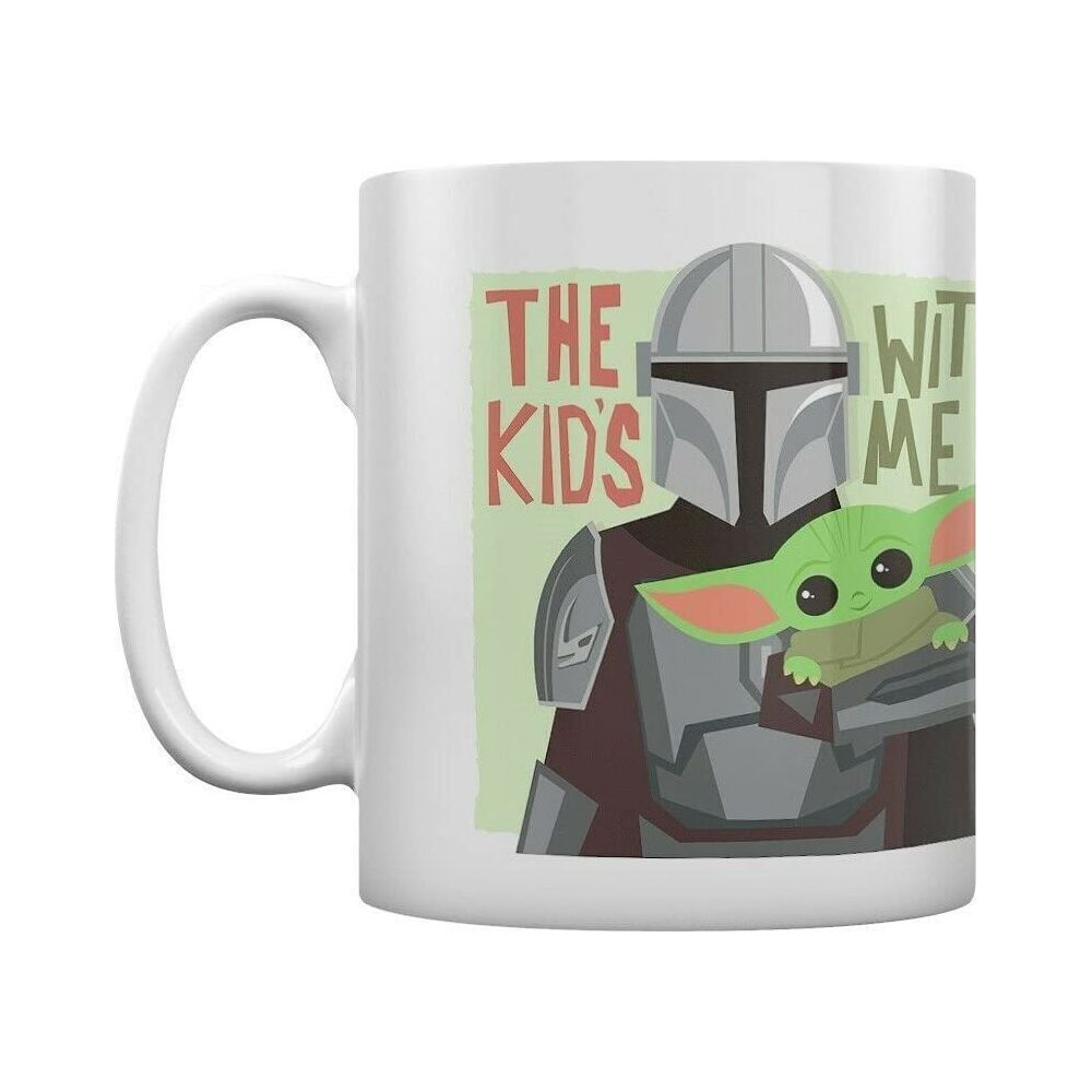 El Mandaloriano sostiene a Grogu en una taza con "The Kid's Wit Me".