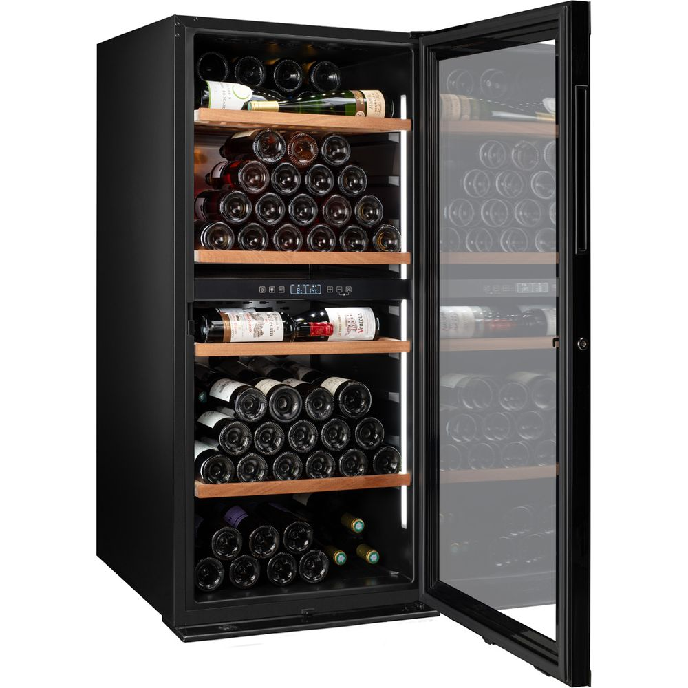 Una cantinetta nera con porta in vetro, piena di molte bottiglie di vino su ripiani in legno.