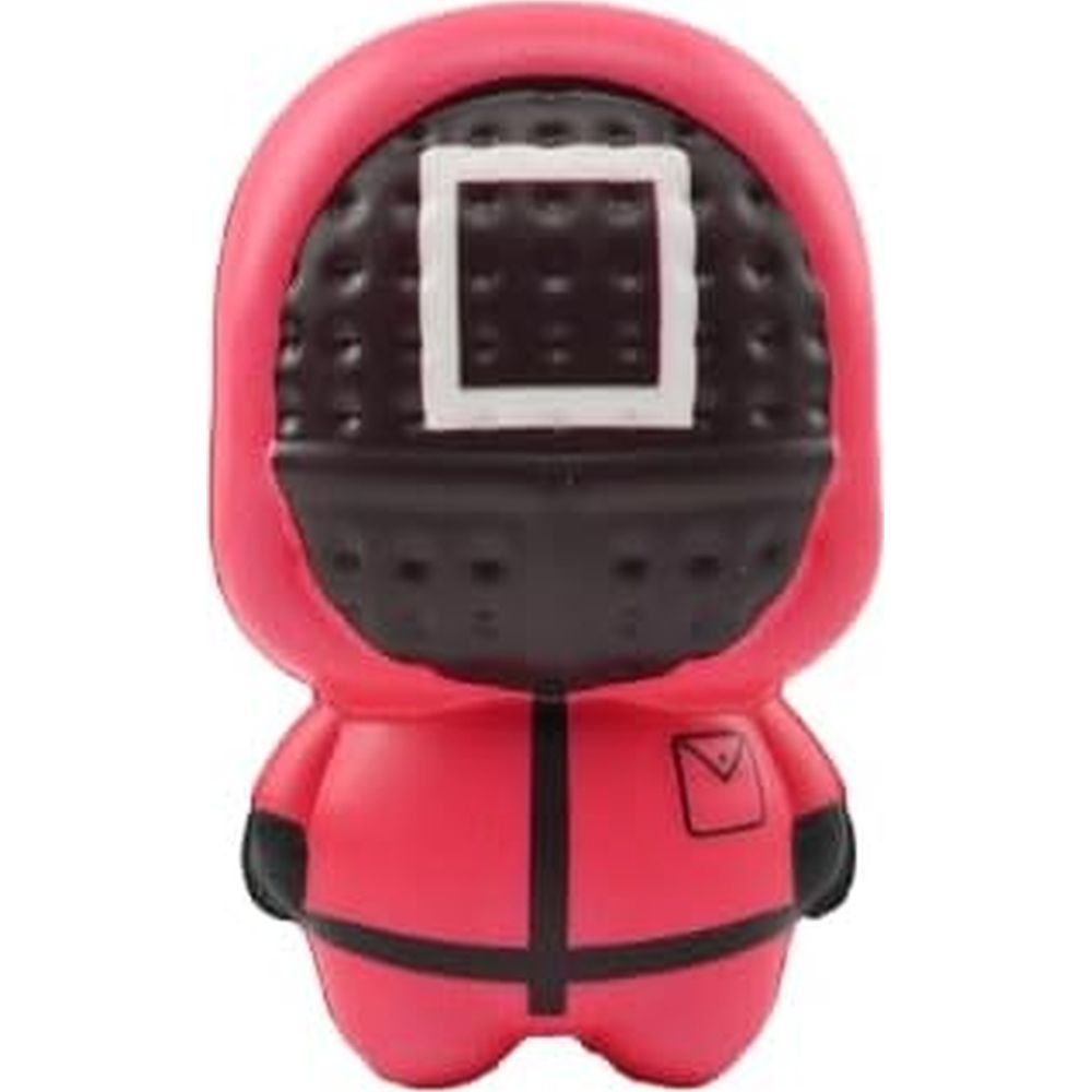 Eine rote Figur mit einem schwarzen Helm mit einem weißen Quadrat.