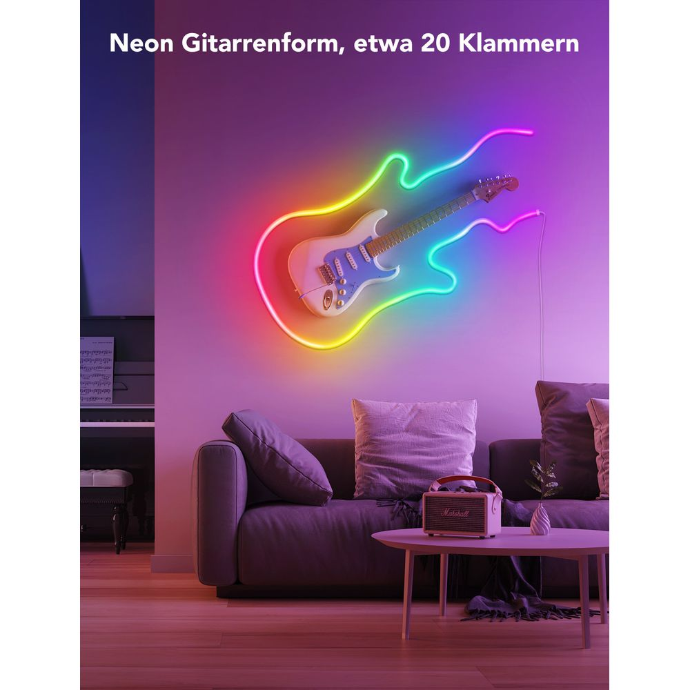 Eine Neon-Gitarrenkontur leuchtet in Pink-, Lila- und Blaulicht. Unten sind Sofa und Tisch.