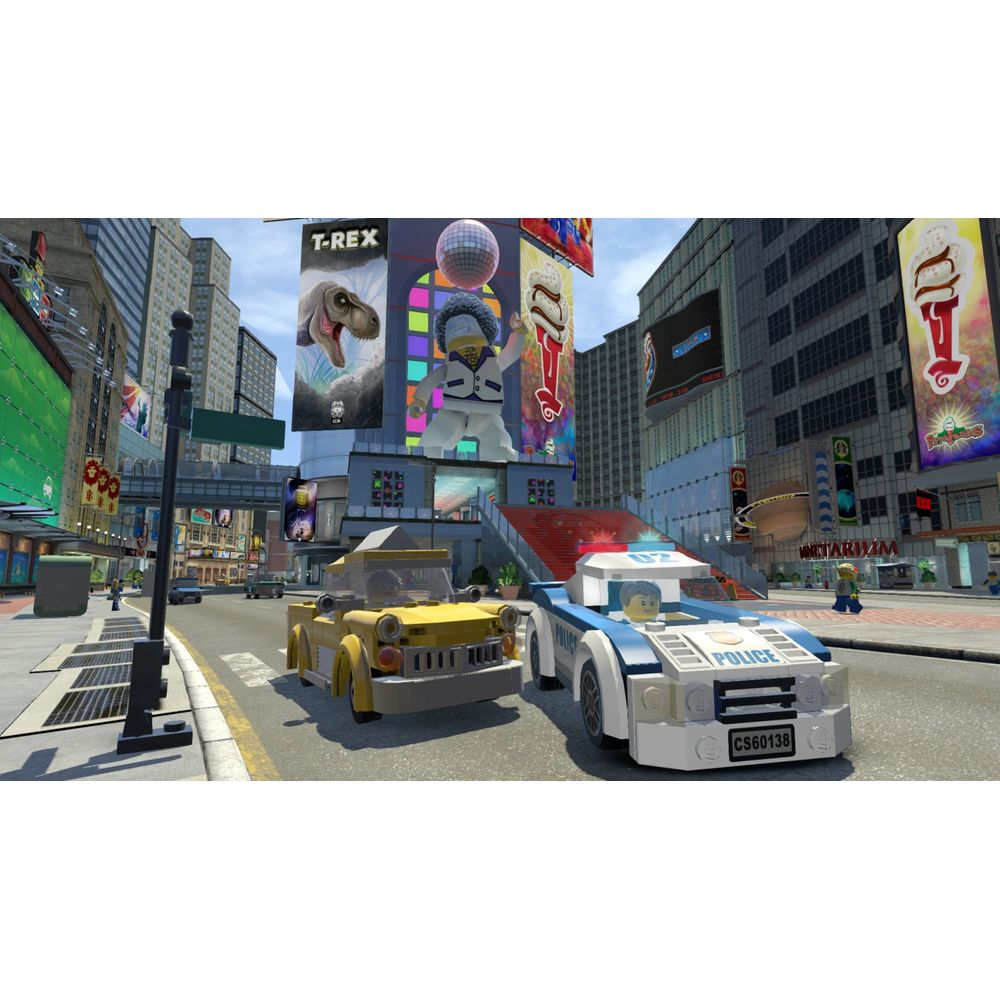 Gelbes Lego-Auto und Polizei-Lego-Auto auf einer Straße, umgeben von hohen Gebäuden.