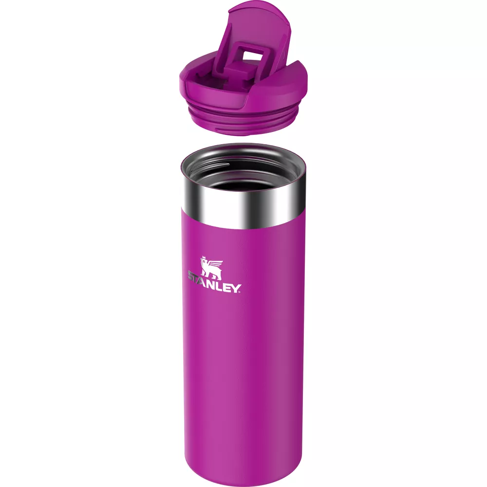 Eine pinke Stanley-Thermoskanne mit silbernem Rand und abgenommenem Deckel.