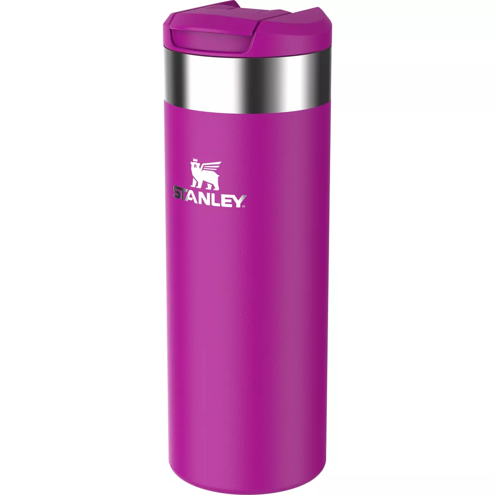 Eine pinke Stanley-Thermoskanne mit silbernem Ring und Deckel auf weißem Hintergrund.