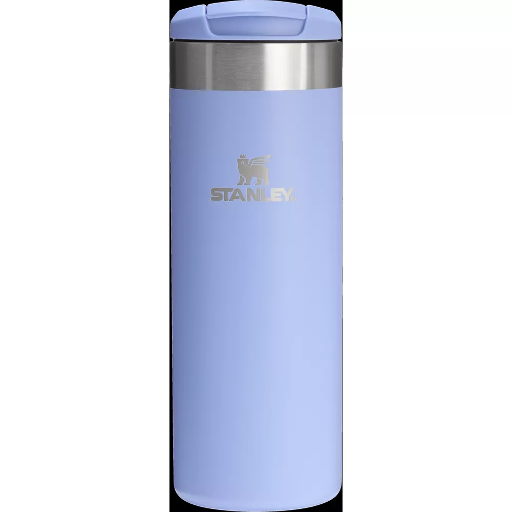 Eine lavendelfarbene Thermoskanne mit silbernem Deckel und Stanley-Logo.