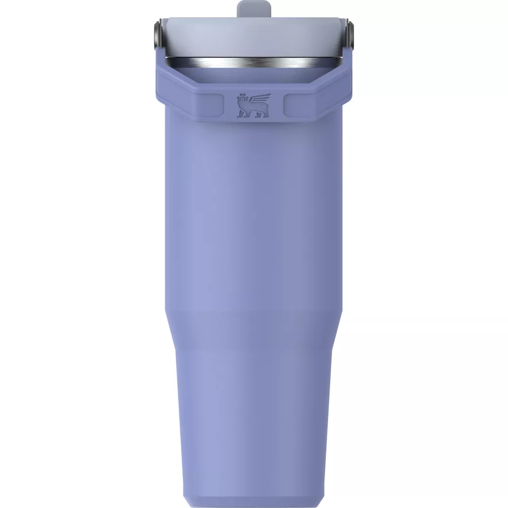 Un bicchiere Stanley lavanda chiaro con manico e coperchio argentato.
