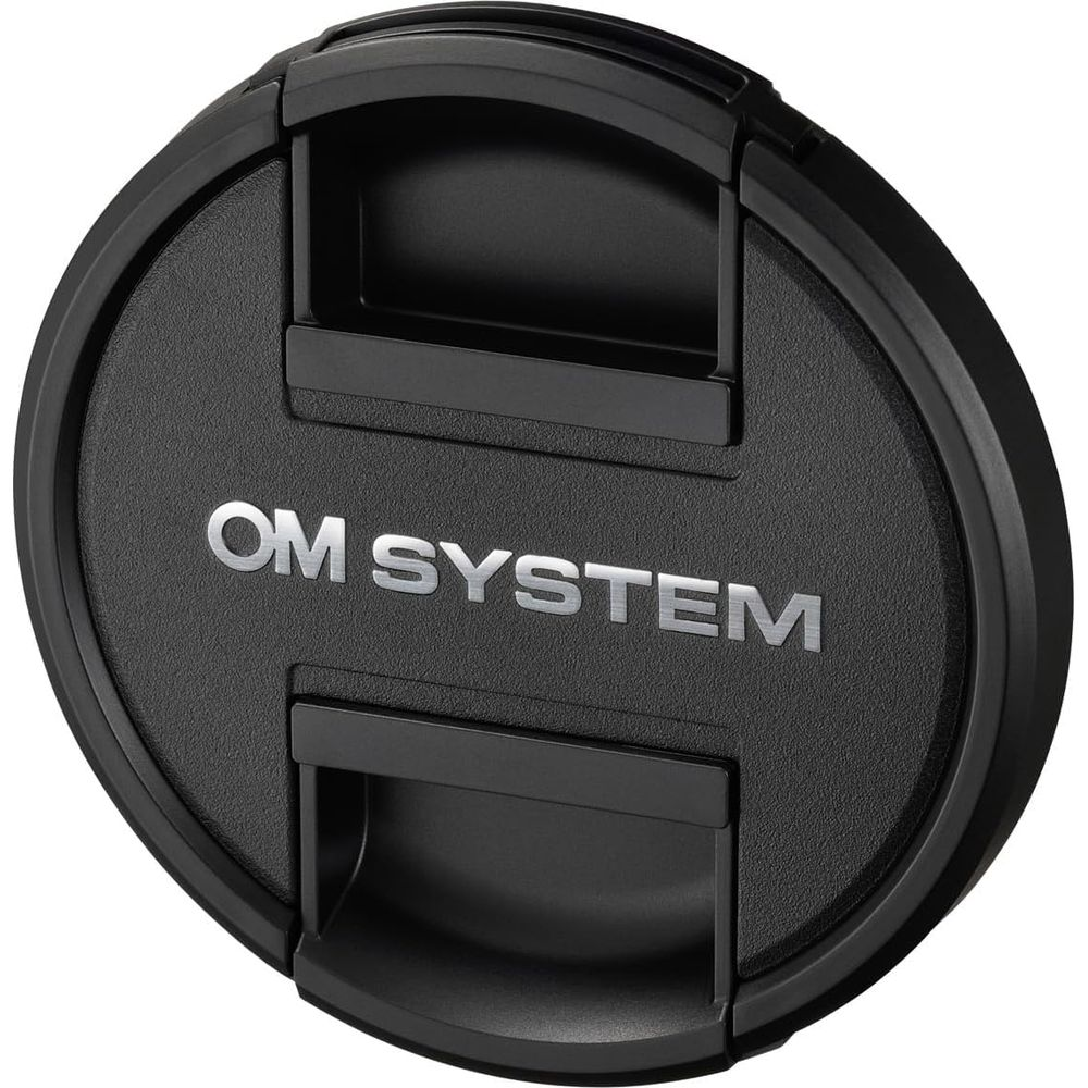 Schwarzer Objektivdeckel mit silbernem Schriftzug "OM SYSTEM" und Clips.