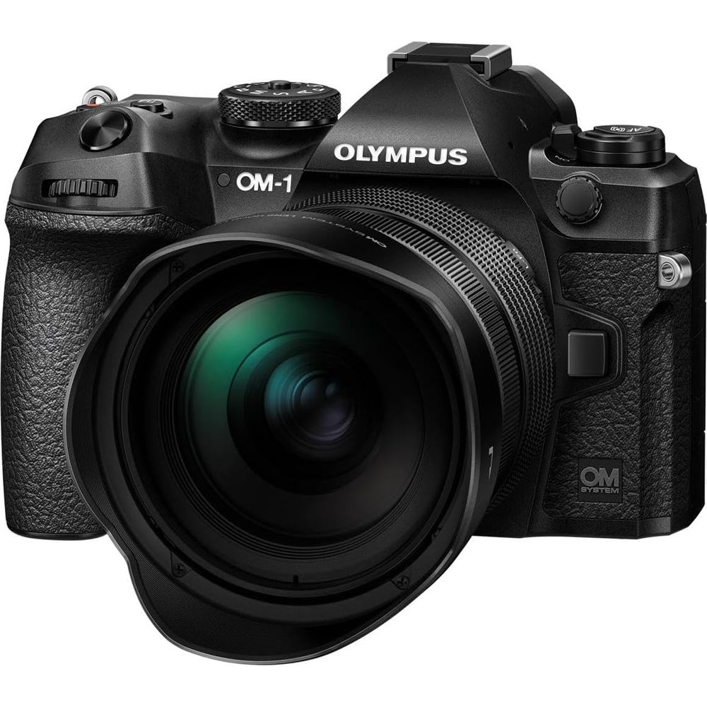 Eine schwarze Olympus OM-1 Kamera mit einem großen Objektiv ist abgebildet.