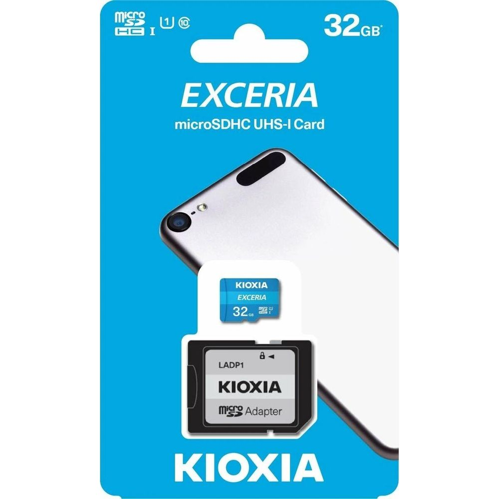 Kioxia Exceria 32GB microSDHC-kaart en adapter op blauwe verpakking met zilver apparaat.