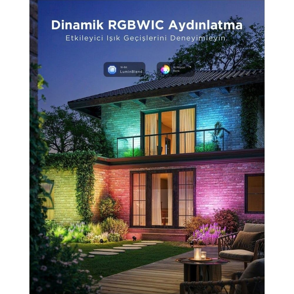 Una casa con luci colorate che illuminano l'esterno in mattoni.