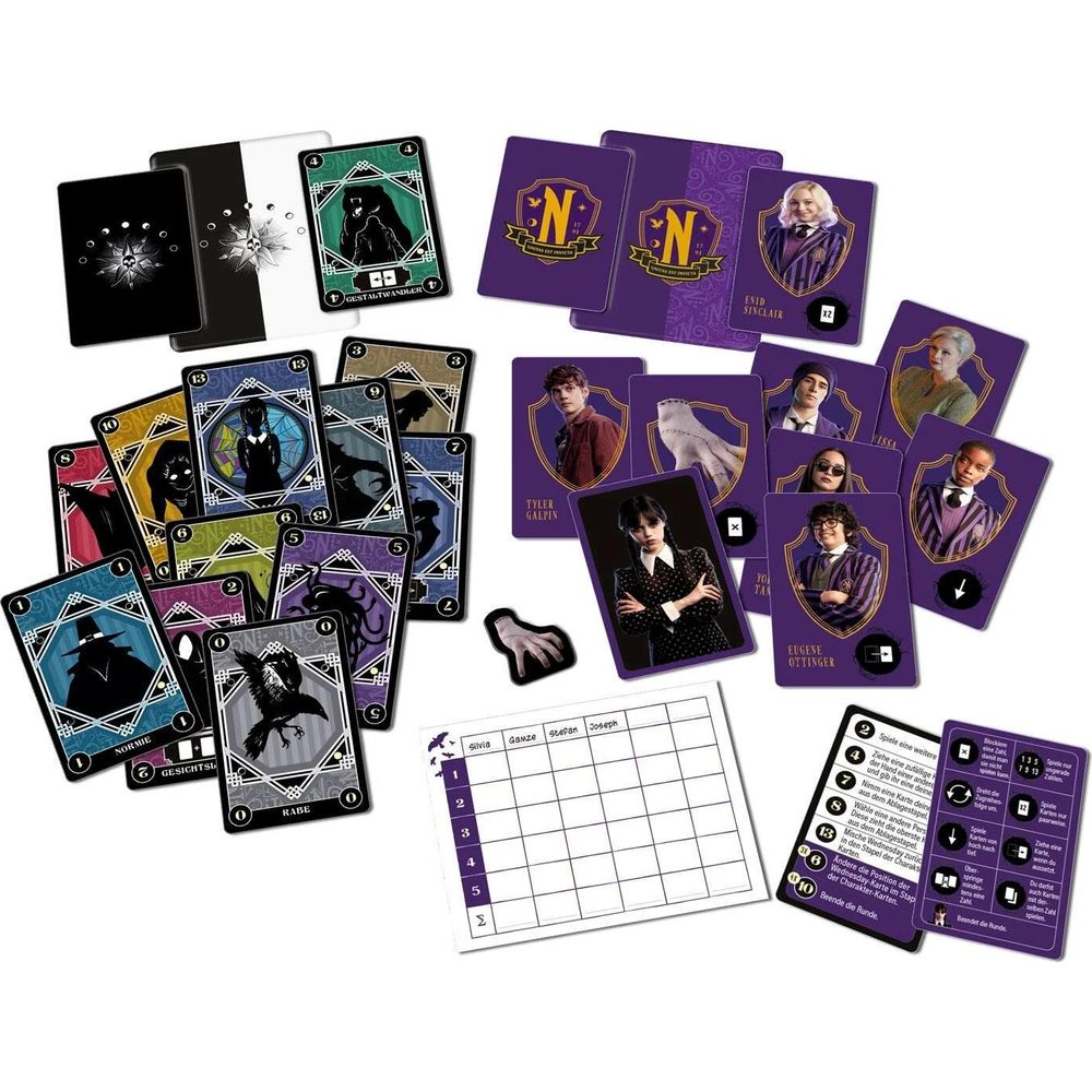 Carte da gioco e pezzi del gioco su sfondo bianco. Molte carte con personaggi e simboli.