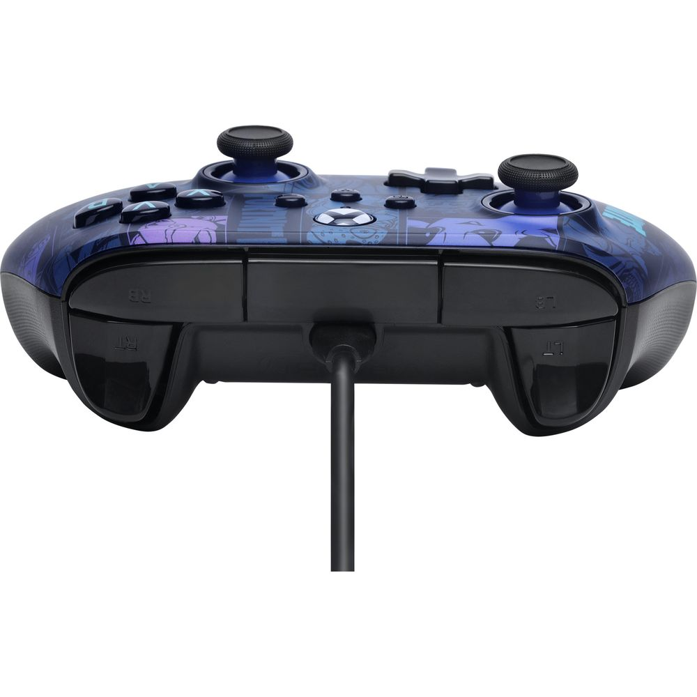 Ein blauer Gaming-Controller mit lila und rosa Aufdrucken, Kabel nach unten.