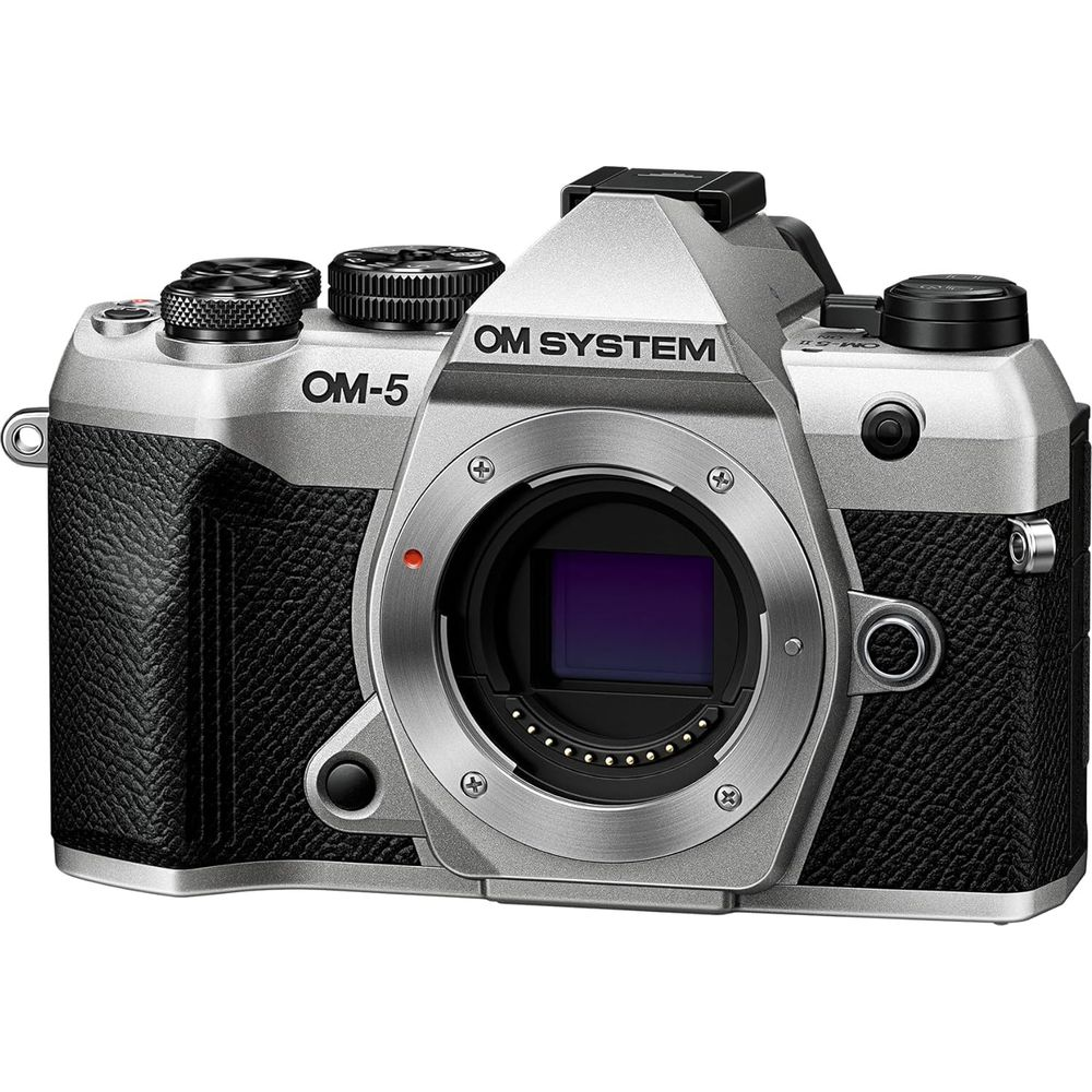 Zilveren OM-5 camera met zwarte grip en zilveren lensvatting.