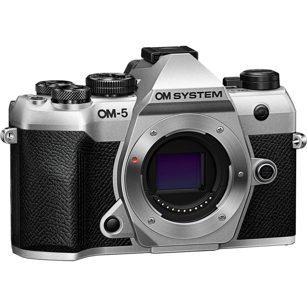 Zilveren OM-5 camera met zwarte textuur grip, lensvatting en bedieningselementen bovenop.