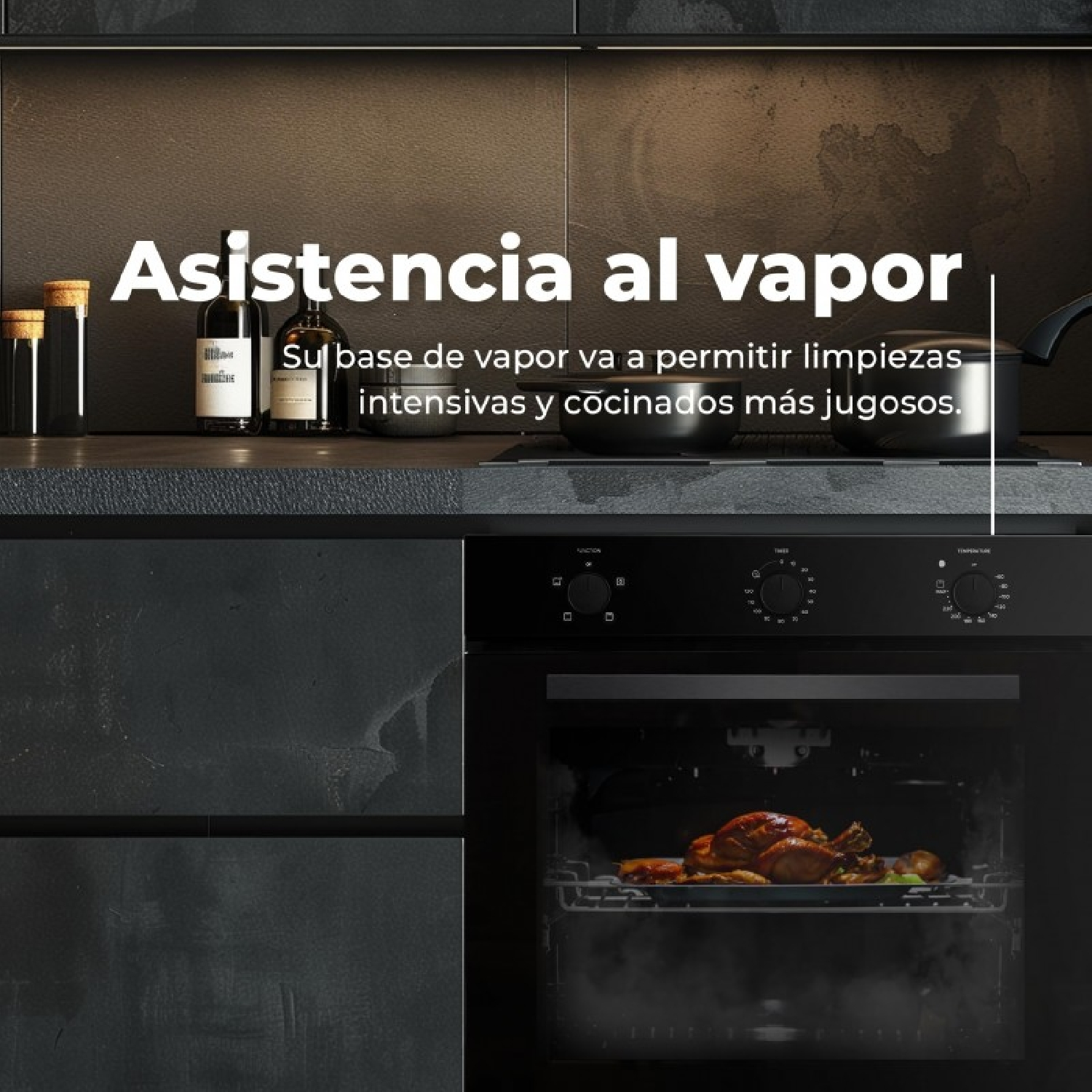 Forno con pollo arrosto e contorni. Il vapore sale.