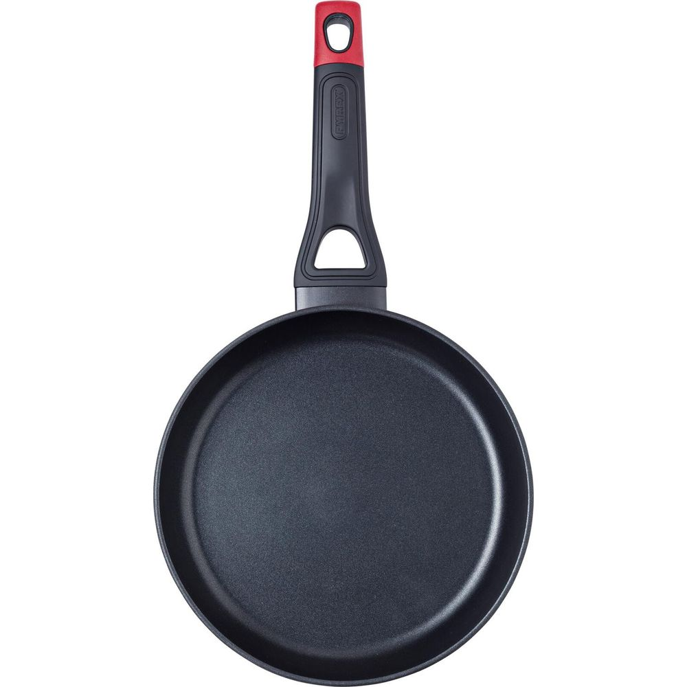 Une poêle noire avec un manche noir et un accent rouge.