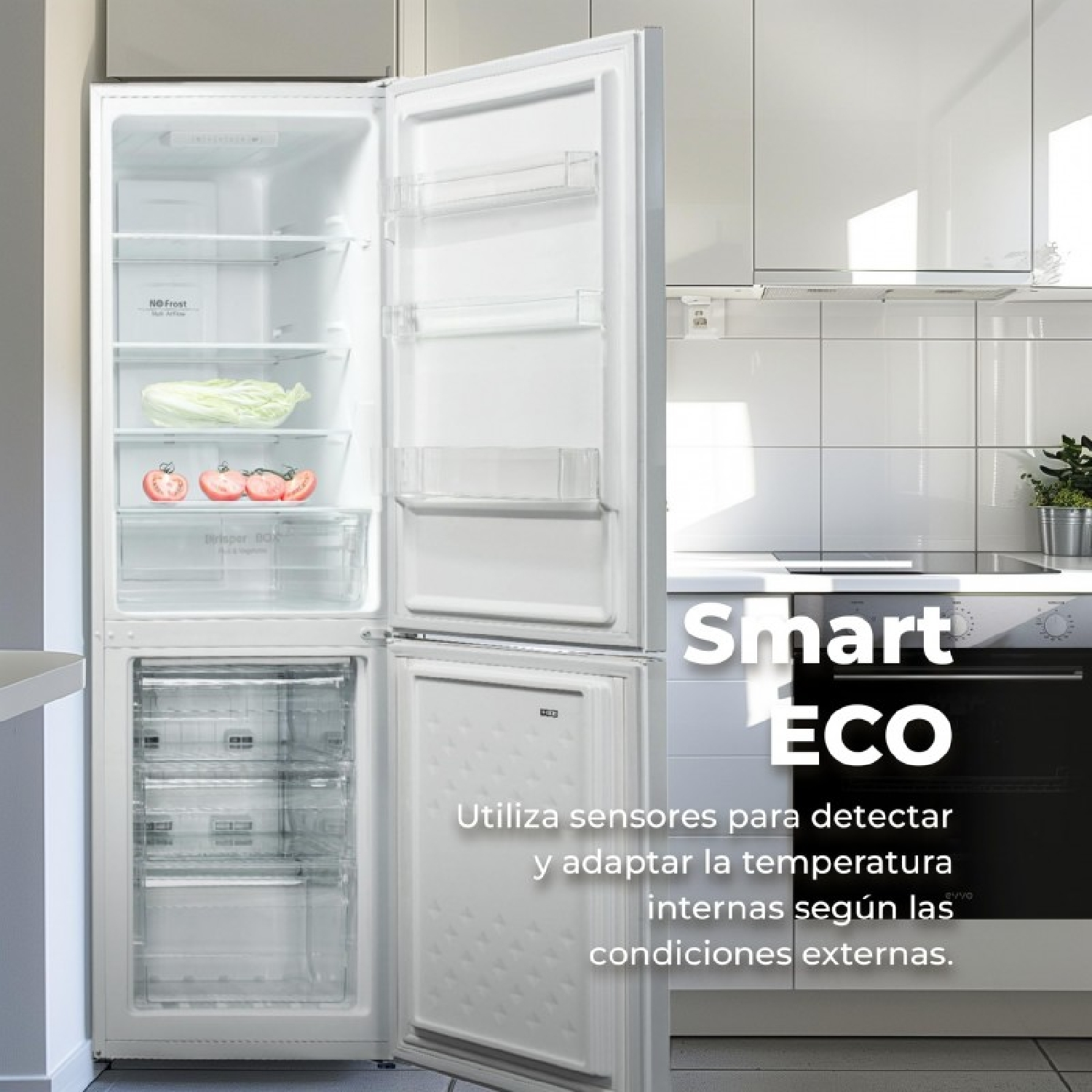 Un refrigerador abierto con verduras y tomates dentro, junto a una cocina.