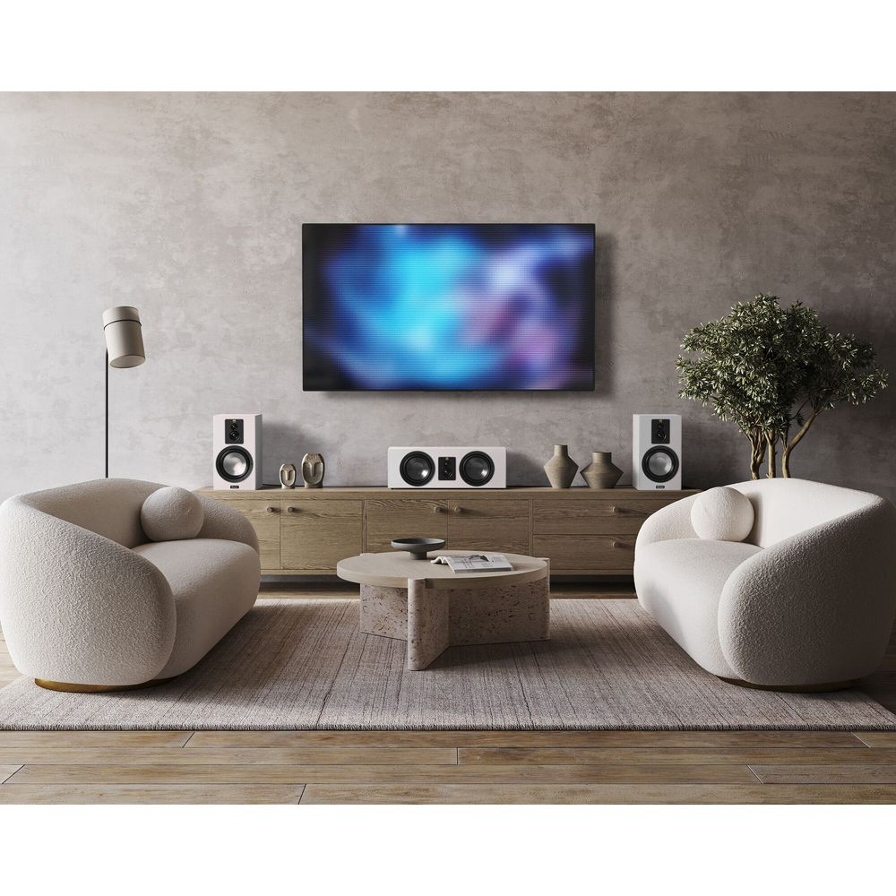 Modernes Wohnzimmer mit zwei weißen Bouclé-Sesseln, einem Couchtisch und einem TV.