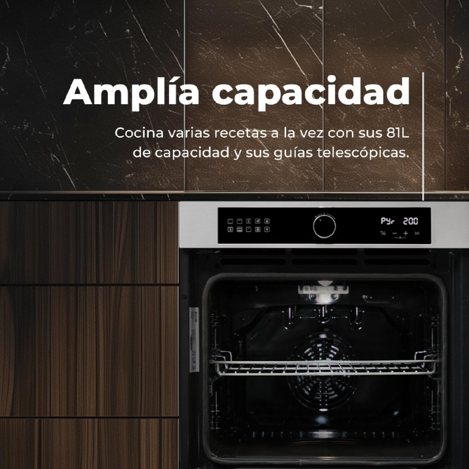 Un forno da incasso moderno con interno capiente, guide telescopiche e display digitale.