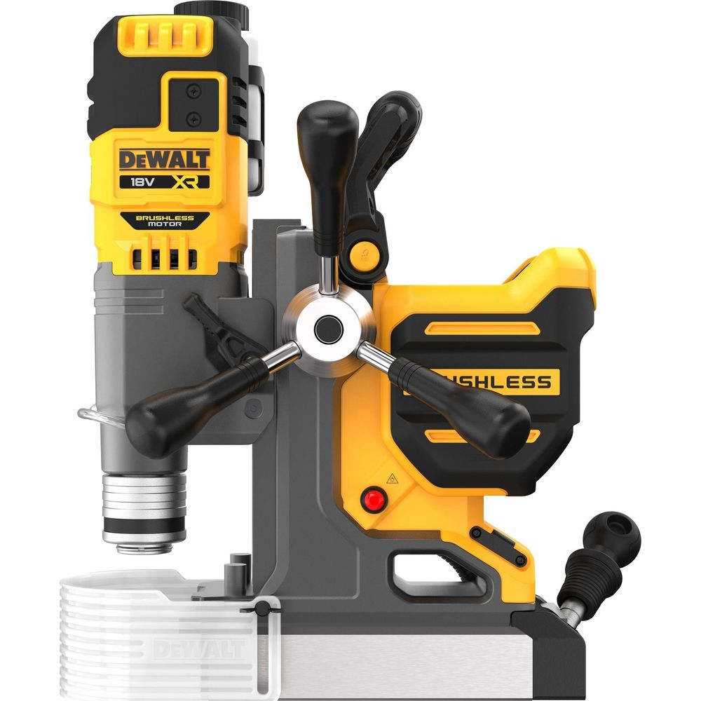 Gelbe und schwarze DeWalt-Bohrmaschine mit Griffen und weißem Sockel.