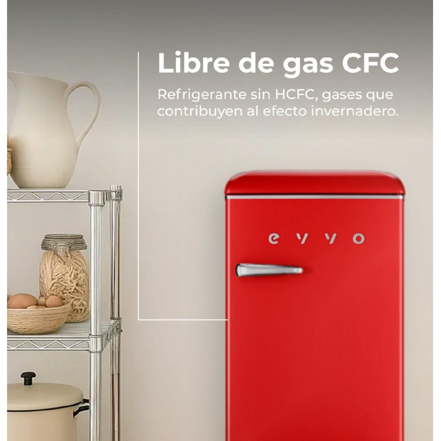Un frigorifero rosso accanto a uno scaffale con utensili da cucina.